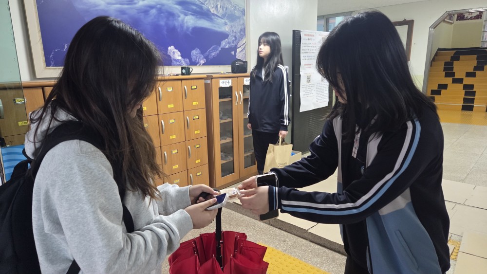 청소카페 매니저 ‘등굣길 디저트 나눔 봉사’ 현장 사진 2.jpg
