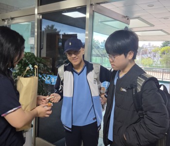 청소카페 매니저 ‘등굣길 디저트 나눔 봉사’ 현장 사진 1.jpg