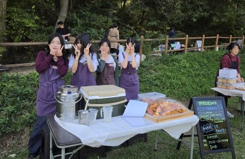 한새봉개굴장에 '당근마들렌'이 떴다! 청소년카페 매니저들의 장터 부스 운영기 🍑 게시물 첨부 이미지